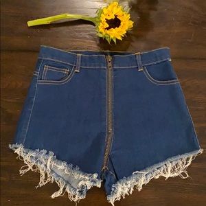 Super cute vintage style zip up denim shorts! 🌻